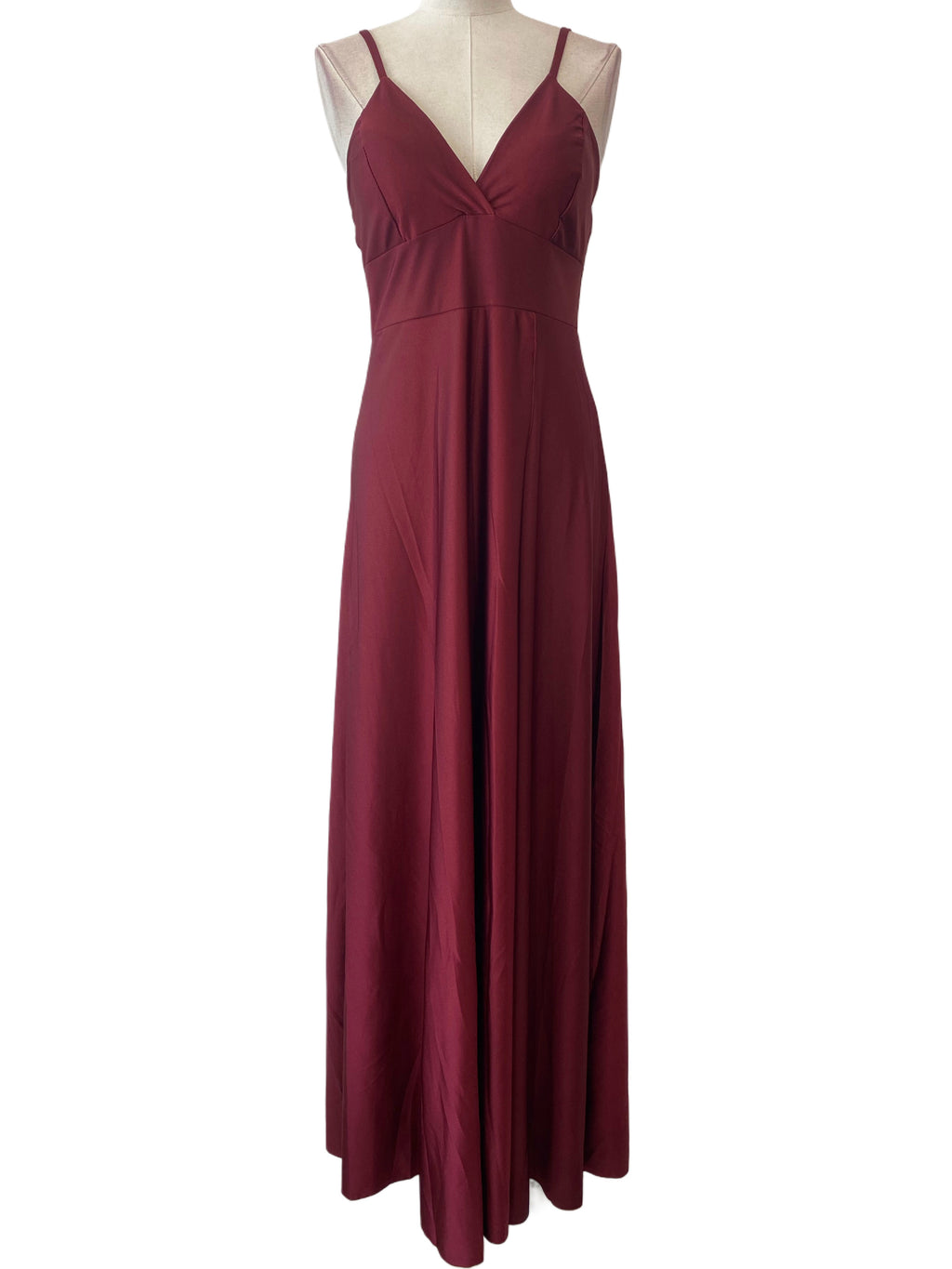 VESTIDO LARGO ELÁSTICO BRILLANTE  Este vestido largo de Emma Wu Design 6241 es perfecto para ocasiones especiales. Su diseño elegante y brillante lo hace ideal para eventos festivos. La composición del material es 85% poliéster y 15% elastano