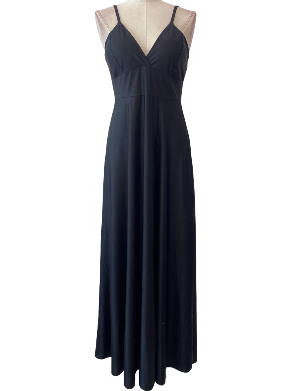 VESTIDO LARGO ELÁSTICO BRILLANTE  Este vestido largo de Emma Wu Design 6241 es perfecto para ocasiones especiales. Su diseño elegante y brillante lo hace ideal para eventos festivos. La composición del material es 85% poliéster y 15% elastano