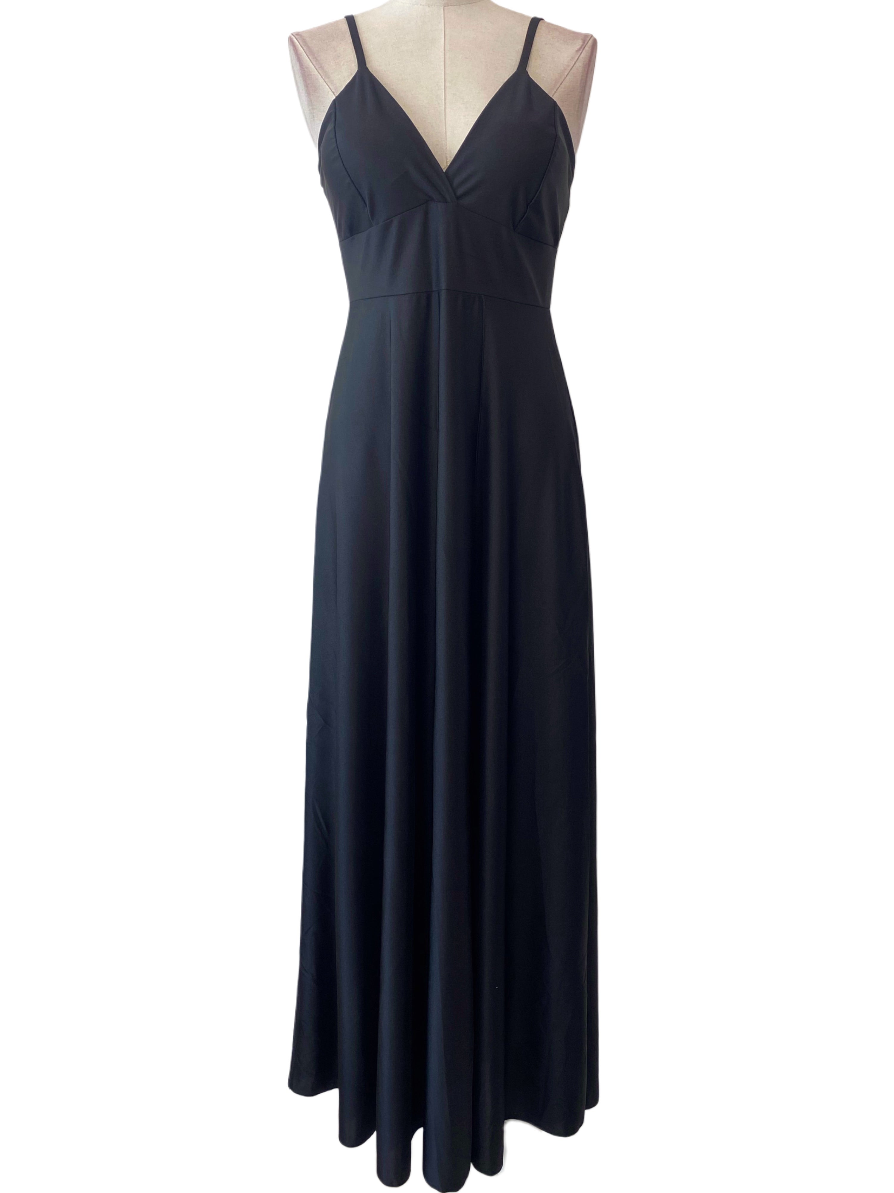 VESTIDO LARGO ELÁSTICO BRILLANTE  Este vestido largo de Emma Wu Design 6241 es perfecto para ocasiones especiales. Su diseño elegante y brillante lo hace ideal para eventos festivos. La composición del material es 85% poliéster y 15% elastano