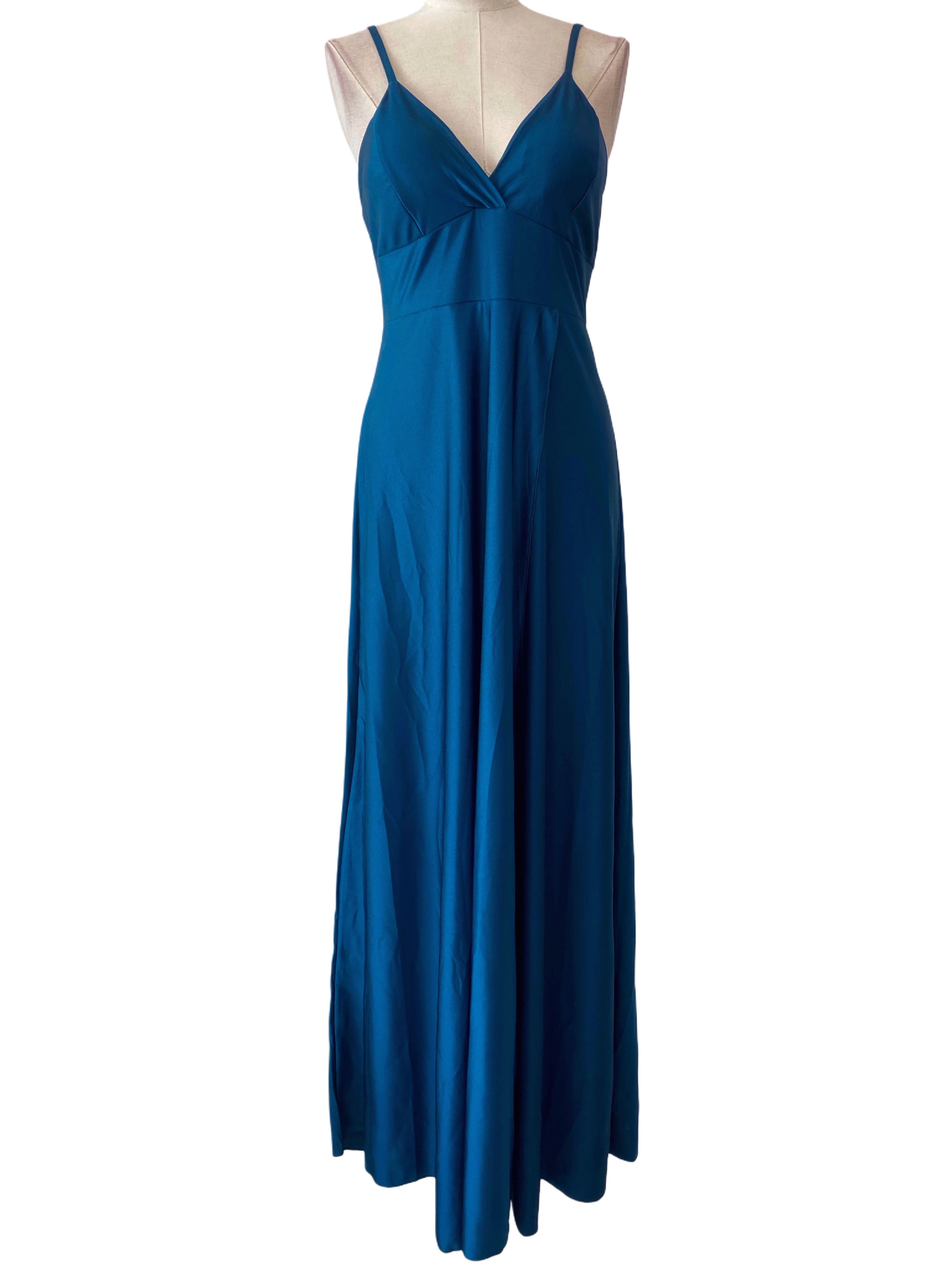 VESTIDO LARGO ELÁSTICO BRILLANTE  Este vestido largo de Emma Wu Design 6241 es perfecto para ocasiones especiales. Su diseño elegante y brillante lo hace ideal para eventos festivos. La composición del material es 85% poliéster y 15% elastano