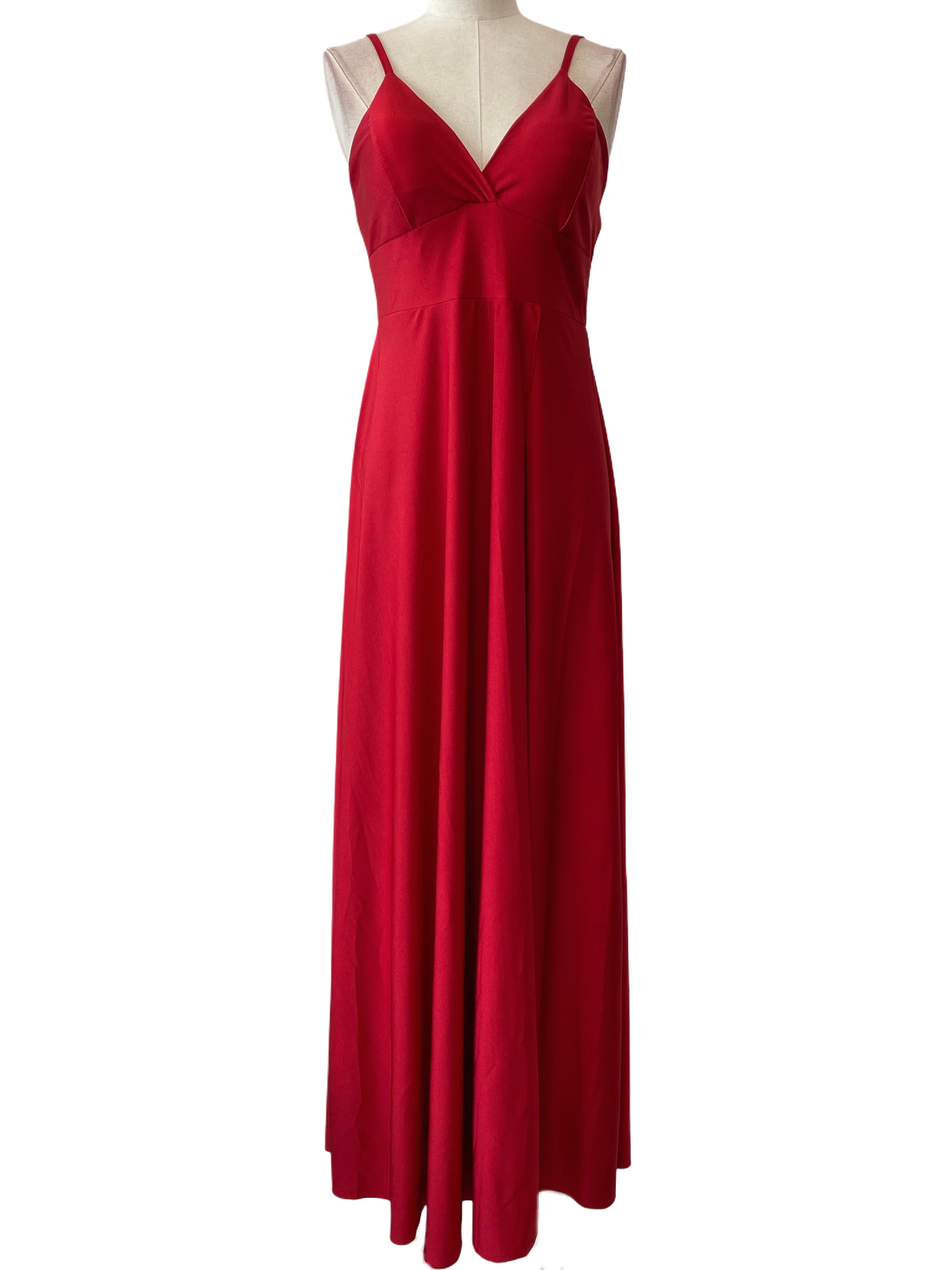 VESTIDO LARGO ELÁSTICO BRILLANTE  Este vestido largo de Emma Wu Design 6241 es perfecto para ocasiones especiales. Su diseño elegante y brillante lo hace ideal para eventos festivos. La composición del material es 85% poliéster y 15% elastano